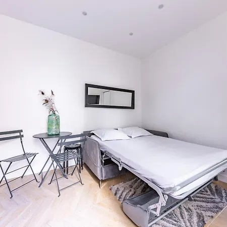 4 Stars In , Near Paris 17th District Apartment